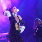 Hande Yener Instagram - Unutulmaz @kurucesmeacikhava Konseri 🤍✨🚀 Orkestra @umitkuzer @merttug @arikansirakaya @batuakalin @naztaskinbas @idilagaoglu Koreograf @mertbalturk Dansçılar @mertbalturk @izmirtenim @gulogluburcu @katiaornella @efetankiz @toygun.klnc @kaya.godfrey @asenamiryan Saç : @mehmettiren Makyaj : @akinstayn Kostüm : @geco_styling Fotoğraflar : @kadirgures