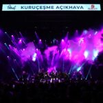 Hande Yener Instagram - Unutulmaz @kurucesmeacikhava Konseri 🤍✨🚀 Orkestra @umitkuzer @merttug @arikansirakaya @batuakalin @naztaskinbas @idilagaoglu Koreograf @mertbalturk Dansçılar @mertbalturk @izmirtenim @gulogluburcu @katiaornella @efetankiz @toygun.klnc @kaya.godfrey @asenamiryan Saç : @mehmettiren Makyaj : @akinstayn Kostüm : @geco_styling Fotoğraflar : @kadirgures