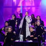 Hande Yener Instagram - Unutulmaz @kurucesmeacikhava Konseri 🤍✨🚀 Orkestra @umitkuzer @merttug @arikansirakaya @batuakalin @naztaskinbas @idilagaoglu Koreograf @mertbalturk Dansçılar @mertbalturk @izmirtenim @gulogluburcu @katiaornella @efetankiz @toygun.klnc @kaya.godfrey @asenamiryan Saç : @mehmettiren Makyaj : @akinstayn Kostüm : @geco_styling Fotoğraflar : @kadirgures