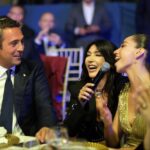 Hande Yener Instagram - Büyük Fenerli olduğum için her zaman gurur duyuyorum💛💙 Değerli başkanımız Ali Koç imzalı formamda da aynısı yazıyor,Ali bey öyle uygun görmüş:)) Ne mutlu bana … Şarkılarımın gol sonrası çalması büyük gurur ve büyük bir onur benim için… #BeniSev #sebastian #benden1tanedahayok #mor ve daha niceleri 💛💙 @fenerbahce Orkestra @umitkuzer @arikansirakaya @merttug @batuakalin @naztaskinbas @idilagaoglu Teknik @grozmusic Işık @mustafa.kap Saç : @mehmettiren Makyaj : @akinstayn Kostüm : @off____white Fotoğraflar : @kadirgures Koreograf @mertbalturk Dansçılar @mertbalturk @izmirtenim @gulogluburcu @katiaornella @efetankiz @toygun.klnc @kaya.godfrey @asenamiryan