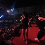 Hande Yener Instagram - 🫶🏻 @arenaclubavsa #ft @caginkulacoglu Saç @mehmettiren Makyaj @akinstayn Kostüm @christopher_esber Fotoğraflar @kadirgures Dansçılar @efetankiz @toygun.klnc @kaya.godfrey @izmirtenim @gulogluburcu