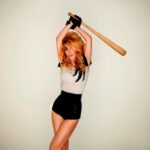 Hande Yener Instagram - Doğum günü mesajlarınız için sonsuz teşekkürler… Bizi çoooooook seviyorum … 💕☺️ Zaman hızla su gibi akıp geçiyorken,geçmişe dönüp baktığımda,bizim öyle çok anımız var ki,bir anın bile boşa geçmediğini biliyorum..Nice müzik dolu yıllar diliyorum bize 🧛‍♀️❤️ Benim tatlı ailem….🇹🇷 Fotoğraflar @kemaldogulu 💞 #sopa