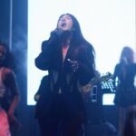 Hande Yener Instagram - Aura meselesi bu şekerim 🌟 Orkestra @umitkuzer @arikansirakaya @merttug @ozansariboga @naztaskinbas @idilagaoglu Teknik @aktncyy @grozmusic Işık @mustafa.kap Teknik @iskender_stage @cosskunakkus Menajer @omersinancandan Saç : @mehmettiren Makyaj : @akinstayn Kostüm : @muglerofficial Fotoğraflar : @kadirgures Koreograf @mertbalturk Dansçılar @mertbalturk @izmirtenim @gulogluburcu @katiaornella @efetankiz @toygun.klnc @kaya.godfrey Hilton Mall Of