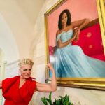 Hannah Waddingham Instagram - Never in my wildest dreams did I think I would stand under this picture @whitehouse Humbled beyond belief. #armwrestlemrsO?! 🥰💙❤️
