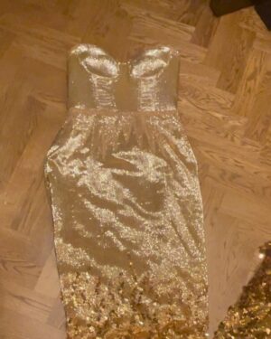 Hannah Waddingham Instagram - Finally a chance today to pause and appreciate the unbelievable work done on this magical privilege of a gown for our wonderful,fulfilling night @sagawards albeit virtually! @dolcegabbana and their flawless team handmade this beauty in Milan for me! Mind blowing. The gown weighs 22 pounds and took about 210 hours to create…..features 3,000 Swarovski bead fringes, 10,000 Swarovski crystals, 30,000 sequels and 40,000 Miyuki beads. How does one do this justice?! By obsessively videoing it on my hotel room floor at 4am,by myself,unable to take my tired eyes off it like a magpie,that’s how!!!
From the bottom of my heart, to @luciodirosa and Holly G, @jamesyardley for creating this alchemy and everyone that wrecked their fingertips making this,I’m eternally grateful for your artistry. To @debeersofficial for my goddess jewellery that I TOTally wanted to steal and quite frankly nearly did!… and to my hair&make up for absolutely coming up to meet the dress and jewels head on @lewis_pallett & @hannahmartinmakeup ..Not an easy ask,but achieved to the max nonetheless….you are the very best at what you do. Finally to the truly gifted touch and imagination of @josephsinclair my photographer.Yowzers,I’m a bit awe struck. Thank you Sir. X Now……How the hell do we all top this!?! 😂🙏🏻❤️