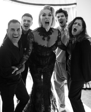 Hannah Waddingham Instagram - Extremely late, but no less felt. Heartfelt, in fact, my thanks to my team, endlessly dedicated, passionate artists… no matter where we are in the world,we travel as a pack and it is my great pleasure to have them with me on this bonkers journey. Man,this is a fun ride!!!😱🙈❤️🤘🏻