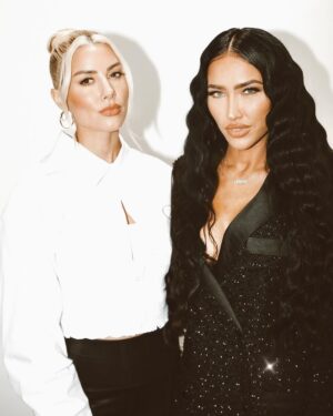 Heather Rae El Moussa Instagram - The yin to my yang 🤍🖤 Opposite in almost every way but became besties immediately- and even though we’re not on the same show together anymore, our friendship is stronger than ever ❤️‍🔥
l