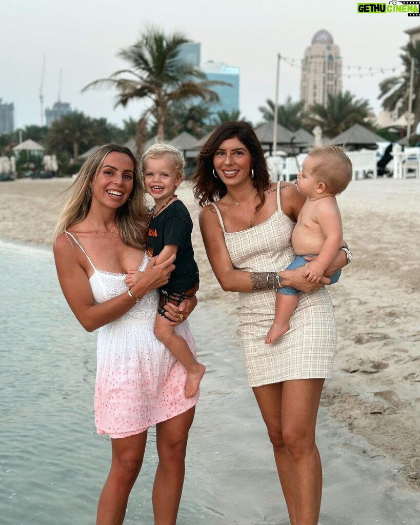 Hillary Vanderosieren Instagram - Quel bonheur d’avoir dans sa vie une famille aussi unie. Je vous le souhaite à toutes… et je me le souhaite aussi un peu ❤️ The Westin Dubai Mina Seyahi Beach Resort & Marina