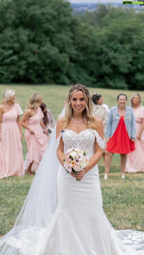 Hillary Vanderosieren Instagram - Le fameux lancé de bouquet 💐 et quel lancé 😂😂😂 j’ai cassé ma bretelle et mes copines se sont clairement battu pour l’attraper 😂 Une tradition tellement importante 🥹 Merci à toutes les filles qui ont participé et bravo à @alli_allice qui a attrapé le bouquet et qui doit se marier à la fin de l’année 😂 Dress by @contessadubai Wedding planner @melissawilpotte ♥️