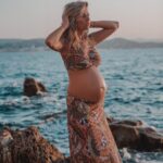 Hillary Vanderosieren Instagram - Mon baby boy grandit dans le ventre de maman. 🤰 Mais nous ne savons toujours pas le prénom.. qu’est ce qui pourrait suivre avec Milo ? Et qui est italien/latin ? 🇮🇹 Saint-Tropez