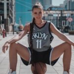 Hillary Vanderosieren Instagram - New Life New Style 🇦🇪 🏀 Vous en pensez quoi ? #Dubaï #NewLife #Love #Basket 📸 @beauty_sahoumtie City Walk Dubai