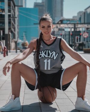 Hillary Vanderosieren Thumbnail - 122.1K Likes - Top Liked Instagram Posts and Photos