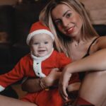 Hillary Vanderosieren Instagram - Joyeux 1er Noël 🎄 Pour la première fois nous allons fêter Noël en famille. Pour notre plus grand bonheur petit Milo est super heureux et nous sommes heureux d’avoir une belle petite famille. Prenez soins de vous, profitez de chaque instant. La famille Bonamy vous aime 🥰 Lille, France