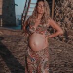 Hillary Vanderosieren Instagram - Mon baby boy grandit dans le ventre de maman. 🤰 Mais nous ne savons toujours pas le prénom.. qu’est ce qui pourrait suivre avec Milo ? Et qui est italien/latin ? 🇮🇹 Saint-Tropez
