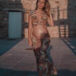 Hillary Vanderosieren Instagram - Mon baby boy grandit dans le ventre de maman. 🤰 Mais nous ne savons toujours pas le prénom.. qu’est ce qui pourrait suivre avec Milo ? Et qui est italien/latin ? 🇮🇹 Saint-Tropez