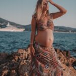 Hillary Vanderosieren Instagram - Mon baby boy grandit dans le ventre de maman. 🤰 Mais nous ne savons toujours pas le prénom.. qu’est ce qui pourrait suivre avec Milo ? Et qui est italien/latin ? 🇮🇹 Saint-Tropez