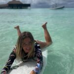 Hillary Vanderosieren Instagram – Journée surf 🏄‍♀️ + 🛶 = 🦈

Je vous conseil de swipez jusqu’à la 3eme vidéo… j’ai eu tellement peur 😨 

Vous auriez eu peur vous aussi d’avoir des requins 🦈 en dessous de vous ? 😅

En tout cas que de souvenir aujourd’hui 😂😂 merci @ayadamaldivesresort de nous faire vivre tout ça 💙

#collaborationnonremuneree Ayada Maldives
