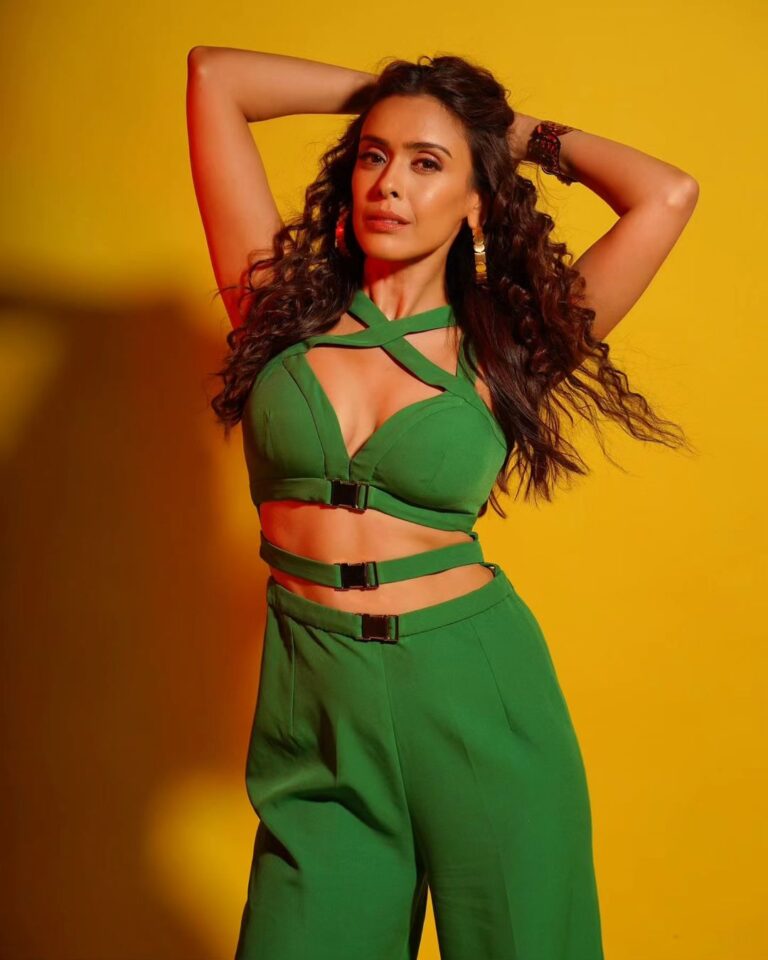 Hrishitaa Bhatt Instagram - A touch of green to brighten up the day 💚 . . . . . . . #hrishitaabhatt #bollywoodactress #mumbaiinfluencer #mumbaiinstagrammers #mumbaidaily #mumbaigram #mumbaifashion  #bollywoodfashion #bollywoodstyle #indianactress #outfitinspiration #lookoftheday #outfitoftheday #ootd