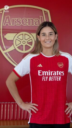 Ian Wright Instagram - KCC 🤝 Wrighty

The @arsenalwfc connection 🔗

#Matildas #MatildasAbroad