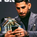 Ilia Topuria Instagram - Un momento lleno de gratitud y determinación. Portando el cinturón de la UFC, símbolo de mi próximo desafío el 17 de febrero. En mis manos sostengo más que un cinturón. Es el resultado del trabajo duro, sacrificio y fe inquebrantable. Agradezco a todos los que han apoyado mi camino hacia el campeonato del mundo y a aquellos que saben que esta foto se hará realidad. 🌏🏆 #UFC #CampeonatoMundial #17defebrero #dios მადლიერებისა და თავდადების დამაგვირგვინებელი წუთი. UFC-ის ქამრის ტარება, ჩემი შემდეგი გამოწვევის სიმბოლო 17 თებარვალს. ხელთ მაქვს მეტი, ვიდრე ქამარი. ეს არის დაუღალავი შრომის, თავგანწირვისა და ურყევი რწმენის შედეგი. მადლობას ვუხდი ყველას, ვინც მხარს მიჭერდა მსოფლიო ჩემპიონობისკენ მიმავალ გზაზე და ვინც იცის, რომ ეს ფოტო რეალობად იქცევა!🌏🏆 #UFC #მსოფლიო ჩემპიონატი #17 თებერვალი