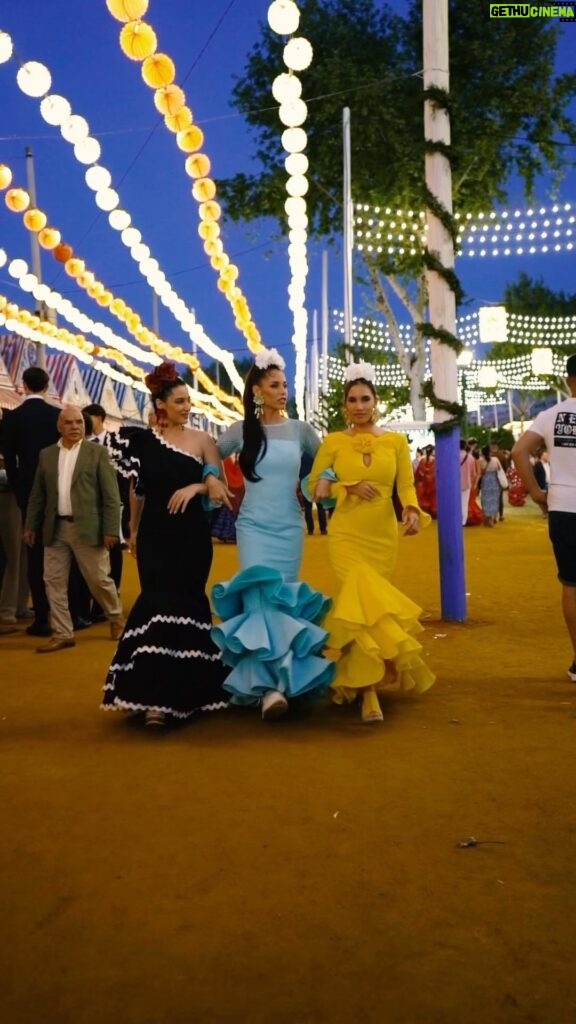 India Martínez Instagram - paseando por la Feria de Sevilla 🎡🌹💃🏽 Trajes de flamenca: @sblnflamenca Complementos: @carmensanchezdeventura Estilismos: @almudenaruizstylist Video: @manuconejer0
