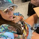 India Martínez Instagram - Decidme cosas que se pueden hacer si tú avión se retrasa 3 horas 😬…