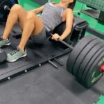 India Martínez Instagram - 💪🏽🏋🏽‍♀️ Familia, aquí os comparto mi entrenamiento de hoy por si os animáis. Mañana de concierto!!! 😎 Trainer: @fran.silva.pf 2-3’ estiramientos pasivos Activación: *Bici 5’ - alternando intensidades *3 s de 10 reps c/ej Patadas laterales + posteriores + sentadillas con abducciones Bloque 1 *Hip thrust: 3 s x 5 reps al 80%RM (120 kilos) *Shoulder press: 3 s de 12 r c/10 k Bloque 2 *Sentadillas búlgaras: 3 s x 8 reps c/15 k + 8 reps sin carga *Hiperextensiones: 3 s x 12 reps c/10k *Curl bíceps: 3 s de 10 reps c/25 k Finalizadores *Patadas laterales c/ bandas x 20 reps x lado