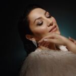 India Martínez Instagram - Pe 15 iunie îmi pun tot sufletul într-o piesă în care o am alături pe India Martinez, una dintre cele mai cunoscute cântărețe de flamenco și Spanish pop. De mâine, pentru mine, vara are și mai mult culoarea iubirii. Ne auzim cu drag pe 15 iunie. No Me Vayas a Decir Que No! ……… El 15 de Junio pongo toda mi alma en una canción que hice con India Martínez, una de las cantantes de flamenco y pop Español más famosas. A partir de mañana, para mí, el verano tiene aún más el color del amor. Los espero el 15 de junio. No Me Vayas a Decir Que No! • • • • #IndiaMartinez #Andra #músicaespañola #nuevascanciones #dueto #músicapop #éxitos #voz #amor