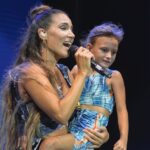 India Martínez Instagram - Me dijeron que habría unas 4000 personas y cuando salí al escenario me encontré con casi 40.000 🙈. Mi Roquetas de Mar es que no se por dónde empezar. Ni en mis sueños fue tan grandioso y tan bonito!! Tan único … tan histórico!! Vaya reencuentro familia, amigos, y paisanos. Graciasss de verdad!! 🙈😭 Fotos @blogindiamartinez y @emotions_fotografos