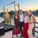 India Martínez Instagram - Anoche me lo pasé genial junto a mis amigos de @ronbarcelospain . Un atardecer de esos que no se olvidan. #ad #barceloimperial Foto o vídeo favorita? (El mío los peces devorando el pan y el último vídeo 😂)
