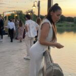 India Martínez Instagram - Anoche me lo pasé genial junto a mis amigos de @ronbarcelospain . Un atardecer de esos que no se olvidan. #ad #barceloimperial Foto o vídeo favorita? (El mío los peces devorando el pan y el último vídeo 😂)