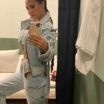 India Martínez Instagram - Si tú quieres nos atamos cuerpo a cuerpo y olvidamos este amor… Like cuando encuentres el bailecito sexy 😚 Aquí unas fotitos y vídeos durante el rodaje de “El vuelo” en Rumania junto a mi querida @andra