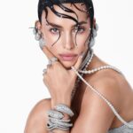Irina Shayk Instagram - BEDAZZLED in my new @Swarovski Spring-Summer 2024 campaign (& lil bts:) photographed by LEGENDARY🖤 @stevenmeiselofficial  Thank u @giovannaengelbert Had so much fun on set ➡️ as u can see …. @guidopaulo @Patmcgrathreal Casting @ dmcasting @piergiorgio
