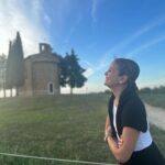 Isabel Oli Instagram – This tranquil scenery has captured my heart… aaaand him as well 🤍🤣 

#TravelWithThePratties #Tuscany Chapel of Our lady of Vitaleta