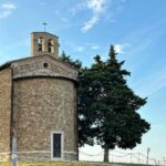 Isabel Oli Instagram – This tranquil scenery has captured my heart… aaaand him as well 🤍🤣 

#TravelWithThePratties #Tuscany Chapel of Our lady of Vitaleta