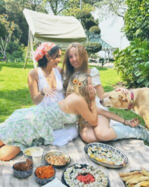 Isabella Tena Instagram - ✨Stay close to people who feel like sunlight✨💐💖🌳🌺☀️🌼
.
.
.
💕los amo con todo mi corazón. 💕