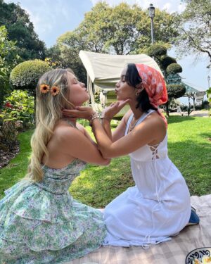 Isabella Tena Instagram - ✨Stay close to people who feel like sunlight✨💐💖🌳🌺☀️🌼
.
.
.
💕los amo con todo mi corazón. 💕