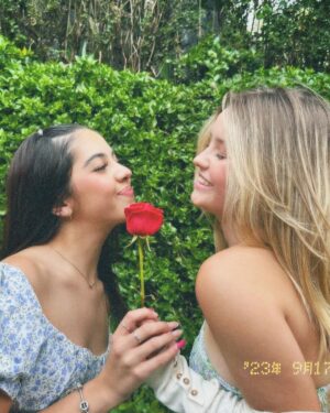 Isabella Tena Instagram - ✨Stay close to people who feel like sunlight✨💐💖🌳🌺☀️🌼
.
.
.
💕los amo con todo mi corazón. 💕