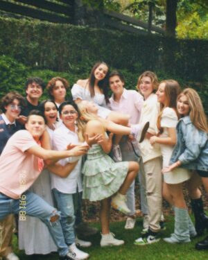 Isabella Tena Instagram - ✨Stay close to people who feel like sunlight✨💐💖🌳🌺☀️🌼
.
.
.
💕los amo con todo mi corazón. 💕