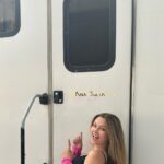 Isabella Tena Instagram - No tienen idea de lo que este proyecto significó para mí… Gracias Anaju! Gracias por permitirme conocer a estas personas que se volvieron mi familia por 6 meses las cuales se llevan un pedacito de mi corazón y yo le llevo mucho aprendizaje espero encontrarnos de nuevo en un futuro. Gracias @juanosorio.oficial por confiar en mi y darme la oportunidad de regresar a la pantalla para hacer lo que más me gusta en un proyecto que se llevo en mi corazón. Gracias a los directores que hicieron posible que esta historia tomara vida @ericmorales @bonniecartas gracias por ayudarme a crear Anaju por siempre estar atentos por enseñarme tanto sacarme de mi zona de confort y por confiar en mi. Gracias a todo el equipo de @elamorinvencible por qué sin ustedes nada seria posible. Gracias a los escritores @martha.jurado.545 @sanxpineda @pabloferrergt gracias por hacer esta historia tan mágica con tantas aventuras, llantos, risas, enojos, cachetadas, peleas y más. Gracias a ustedes!! por apoyarme y apoyar este proyecto que seguiremos disfrutando en la tele. Y GRACIAS Anaju 🥺 me duele mucho decirte adiós pero te aprendí mucho me quedo con todo lo que me enseñaste gracias por sacarme de mi zona de confort de hacer lo que yo crei imposible. El amor invencible Fans