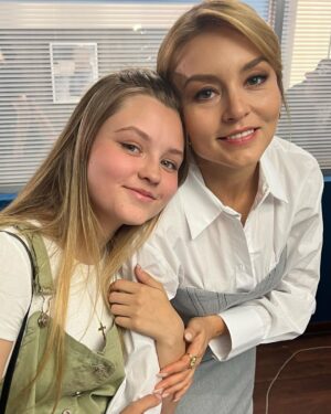 Isabella Tena Instagram - No tienen idea de lo que este proyecto significó para mí… Gracias Anaju! Gracias por permitirme conocer a estas personas que se volvieron mi familia por 6 meses las cuales se llevan un pedacito de mi corazón y yo le llevo mucho aprendizaje espero encontrarnos de nuevo en un futuro.

Gracias @juanosorio.oficial por confiar en mi y darme la oportunidad de regresar a la pantalla para hacer lo que más me gusta en un proyecto que se llevo en mi corazón.

Gracias a los directores que hicieron posible que esta historia tomara vida @ericmorales @bonniecartas gracias por ayudarme a crear Anaju por siempre estar atentos por enseñarme tanto sacarme de mi zona de confort y por confiar en mi.

Gracias a todo el equipo de @elamorinvencible por qué sin ustedes nada seria posible.

Gracias a los escritores @martha.jurado.545 @sanxpineda @pabloferrergt gracias por hacer esta historia tan mágica con tantas aventuras, llantos, risas, enojos, cachetadas, peleas y más.

Gracias a ustedes!! por apoyarme y apoyar este proyecto que seguiremos disfrutando en la tele.

Y GRACIAS Anaju 🥺 me duele mucho decirte adiós pero te aprendí mucho me quedo con todo lo que me enseñaste gracias por sacarme de mi zona de confort de hacer lo que yo crei imposible.