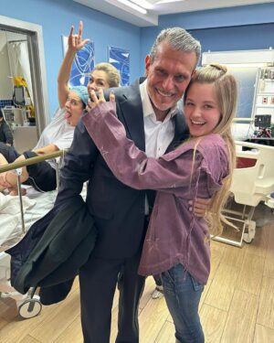 Isabella Tena Instagram - No tienen idea de lo que este proyecto significó para mí… Gracias Anaju! Gracias por permitirme conocer a estas personas que se volvieron mi familia por 6 meses las cuales se llevan un pedacito de mi corazón y yo le llevo mucho aprendizaje espero encontrarnos de nuevo en un futuro.

Gracias @juanosorio.oficial por confiar en mi y darme la oportunidad de regresar a la pantalla para hacer lo que más me gusta en un proyecto que se llevo en mi corazón.

Gracias a los directores que hicieron posible que esta historia tomara vida @ericmorales @bonniecartas gracias por ayudarme a crear Anaju por siempre estar atentos por enseñarme tanto sacarme de mi zona de confort y por confiar en mi.

Gracias a todo el equipo de @elamorinvencible por qué sin ustedes nada seria posible.

Gracias a los escritores @martha.jurado.545 @sanxpineda @pabloferrergt gracias por hacer esta historia tan mágica con tantas aventuras, llantos, risas, enojos, cachetadas, peleas y más.

Gracias a ustedes!! por apoyarme y apoyar este proyecto que seguiremos disfrutando en la tele.

Y GRACIAS Anaju 🥺 me duele mucho decirte adiós pero te aprendí mucho me quedo con todo lo que me enseñaste gracias por sacarme de mi zona de confort de hacer lo que yo crei imposible.