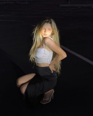 Isabella Tena Instagram - She got it and she knows she got it.