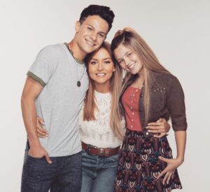 Isabella Tena Instagram - Descubre hoy @elamorinvencible 
No puedo explicarles la emoción que me da ver nuevas generaciones en camino, es bello ser generoso en el set con los compañeros y con ellos es inevitable ✨🤗😍 👩‍👧‍👦GRACIAS POR TODO  DREAM TEAM @isabellatena & @yosoy_emi  Lo mejor esta por venir ✨🍀❤️✨ #LosTiemposdeDiossonPerfectos @juanosorio.oficial  GRACIAS JUAN🫶