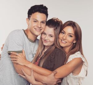 Isabella Tena Instagram - Descubre hoy @elamorinvencible 
No puedo explicarles la emoción que me da ver nuevas generaciones en camino, es bello ser generoso en el set con los compañeros y con ellos es inevitable ✨🤗😍 👩‍👧‍👦GRACIAS POR TODO  DREAM TEAM @isabellatena & @yosoy_emi  Lo mejor esta por venir ✨🍀❤️✨ #LosTiemposdeDiossonPerfectos @juanosorio.oficial  GRACIAS JUAN🫶