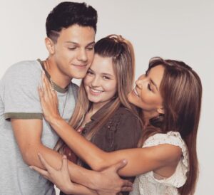 Isabella Tena Instagram - Descubre hoy @elamorinvencible 
No puedo explicarles la emoción que me da ver nuevas generaciones en camino, es bello ser generoso en el set con los compañeros y con ellos es inevitable ✨🤗😍 👩‍👧‍👦GRACIAS POR TODO  DREAM TEAM @isabellatena & @yosoy_emi  Lo mejor esta por venir ✨🍀❤️✨ #LosTiemposdeDiossonPerfectos @juanosorio.oficial  GRACIAS JUAN🫶