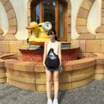 Isyana Sarasvati Instagram - Strolling around Singapore with my Tumi Asra bag, absolutely love it!🖤 #TUMI #TUMIIndonesia #TUMIAsra
