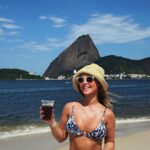 Júlia Gomes Instagram - Mate geladinho na praia 🩵 Rio de Janeiro, Rio de Janeiro