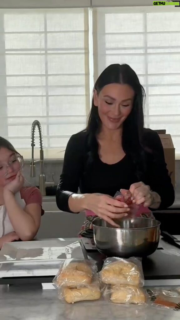 JWoww Instagram - Make dinner with me and Meilani 🍔 @dinnerly makes cooking so easy and super-fast, plus all the meals are fresh, healthy & taste so good! Use code JWOWW to save up to $150 with #Dinnerly