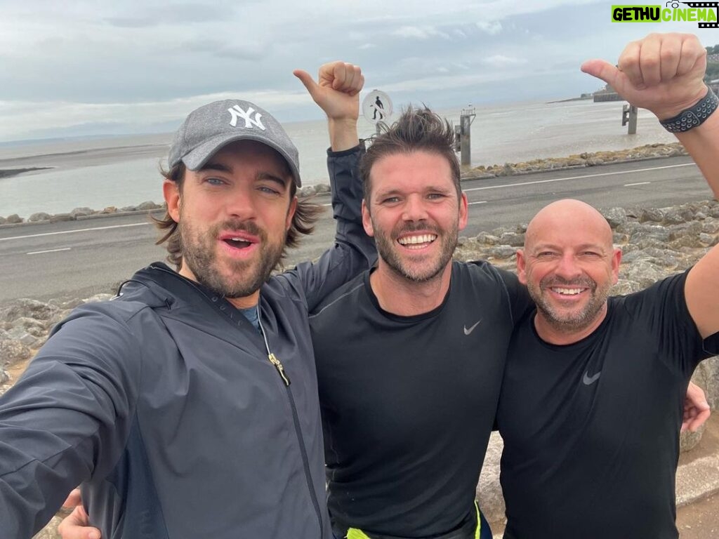 Jack Whitehall Instagram - Had such a lovely time in Wales. Catching up with some Fresh Meat mates @benmcg1 @realkimberleynixon , taking my incredible crew for a team curry and performing in front of three amazing sold out crowds at the @cardiffinternationalarena will be back for one final show in the Autumn. Till then Hwyl 🏴󠁧󠁢󠁷󠁬󠁳󠁿❤️👊 x Cardiff